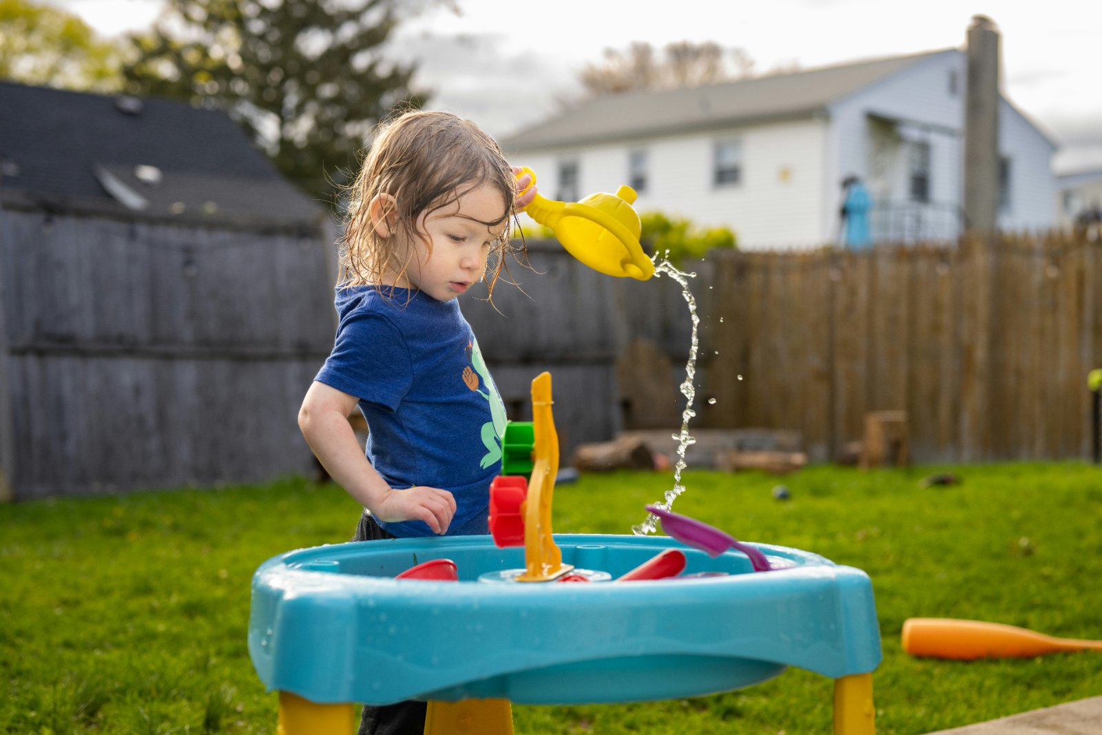 Jeux de transvasement avec l'eau : verser, remplir, vider !